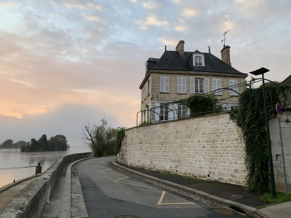 Nous ne quittons pas le bord de Seine, et suivons ici le Mail Anatole France pour rejoindre la promenade aménagée.