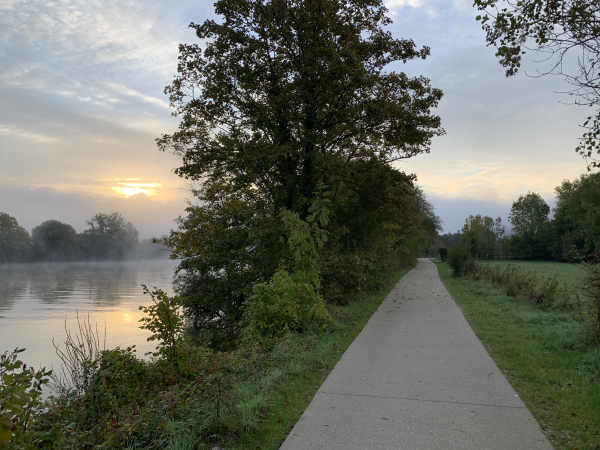 Nous sommes sortie de la ville, la promenade est devenue une piste cyclable. Les balises rouges et blanches de l'accès au GR26 nous guident jusqu'à Blaru.