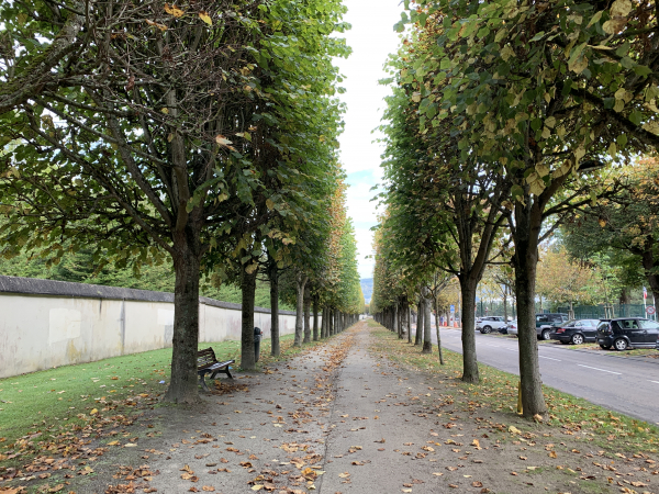 Nous traversons Vernon en direction de la rue du Point-du-Jour. A gauche, le mur du parc du château de Bizy. Le château actuel est d'architecture néo-classique (XIXe), il se visite. Il est toujours habité par les descendants du maréchal Suchet, duc d'Albufera.