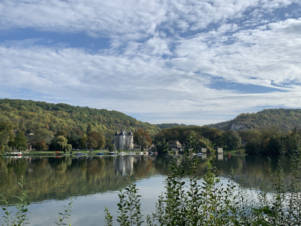 Nous voilà de retour sur le quai, le château des Tourelles est maintenant éclairé par la lumière douce d'une belle journée d'automne.