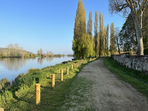 Nous voilà partis sur le chemin de Halage, le long du Bras de la Seine, bras séparé du lit principal par plusieurs îles.
