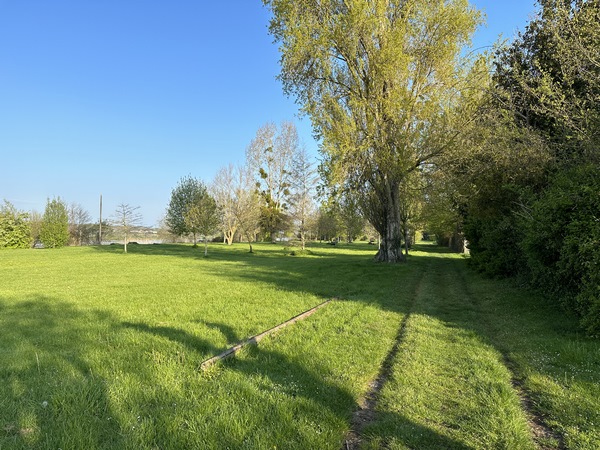 Le chemin reprend des airs de parc, avec pelouse et bancs : nous arrivons à Notre-Dame-de-l'Isle.