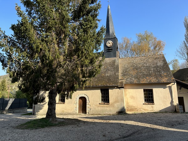 Nous longeons la petite église Sainte-Geneviève (XVIe) de Pressagny-le-Val.