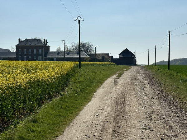 Nous traversons la plaine agricole de Corville jusqu'à la Ferme Neuve. Nous allons tourner à droite au niveau de la ferme.
