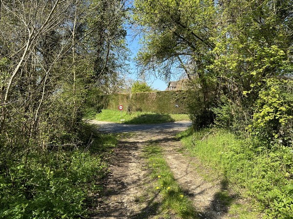 Nous sortons du bois à Pressagny l'Orgueilleux. Nous allons prendre à droite la route du Val.