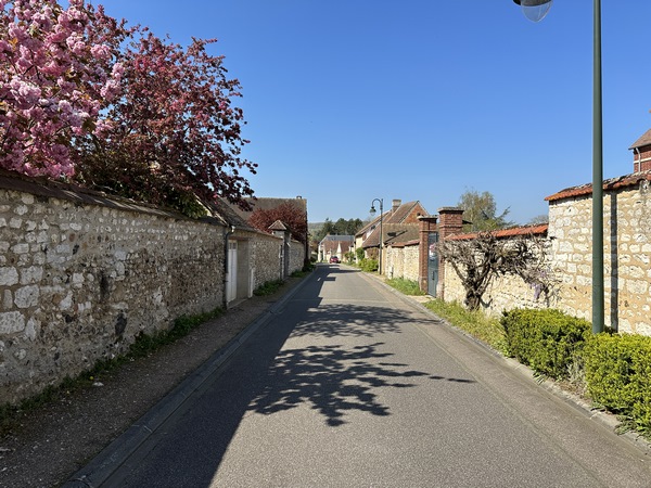 Nous voilà dans la rue de la Marette, nous allons retrouver le parking de la mairie un peu plus loin.