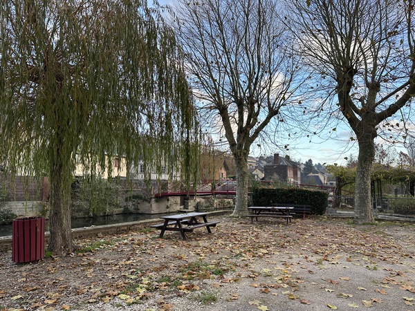 Nous sommes garés sur le parking du Jardin Aquatique de Broglie, et ne résistons pas au plaisir de longer la Charentonne.