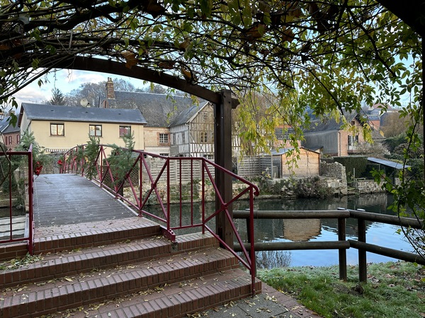 Une passerelle relie le Jardin Aquatique au centre du bourg. Nous, nous allons partir dans l'autre sens.