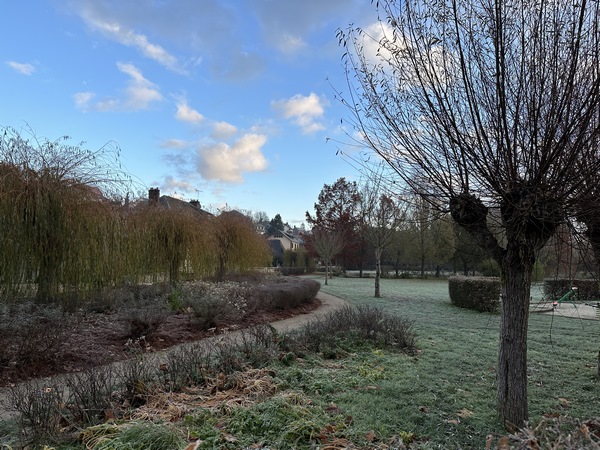 Nous longeons le Jardin Aquatique, aménagé dans une prairie près de l'ancien moulin de Fresney. Il abrite des espèces végétales venues du monde entier.