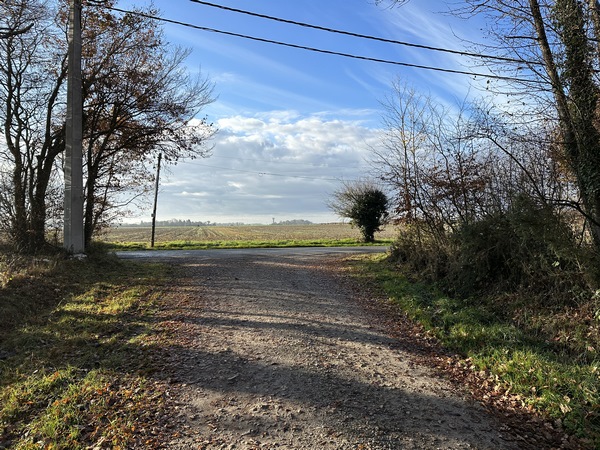 Nous débouchons sur la D49. Derrière nous se trouve une barrière à bien refermer pour éviter la sortie d'animaux sur la route.