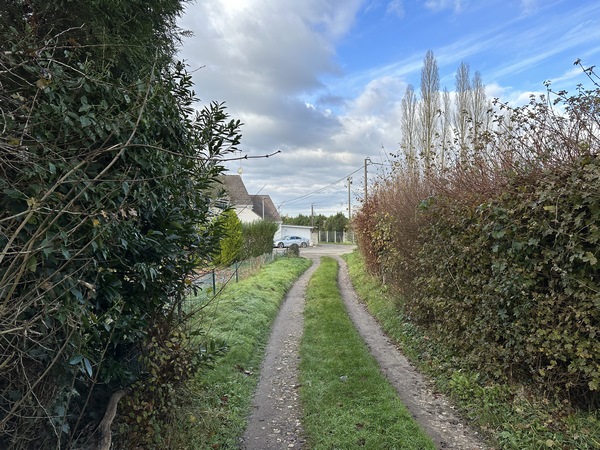 Nous arrivons à Broglie. Devant nous, la rue de l'Arboussière.