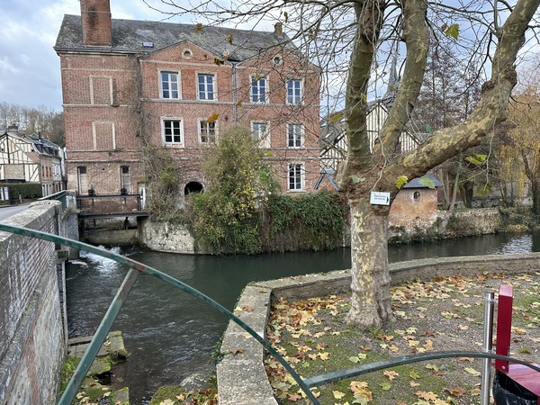 Nous retrouvons la Charentonne, avec en face, l'ancien moulin de la minoterie Lefebvre..