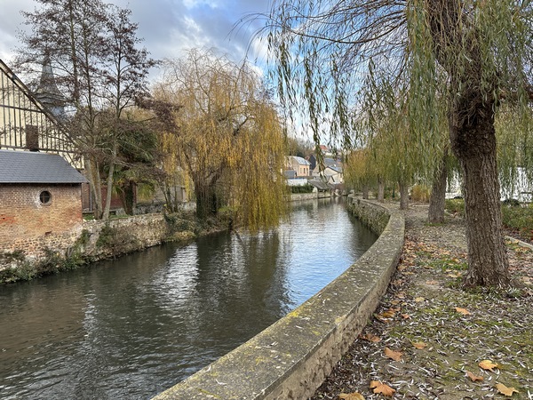 Nous terminons ce circuit par des derniers pas le long de la Charentonne.