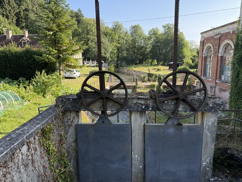 La Grosse Forge fut la dernière étape d'un riche passé métallurgique de cette vallée, qui fit la fortune des barons de Ferrières puis des ducs de Broglie.
