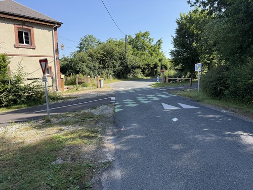 Nouvelle traversée de la Voie Verte, attention, le chemin se trouve juste après l'ancienne maison de garde-barrière.