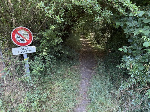 Le chemin qui permet de quitter la route de la Vallée a une entrée très discrète.&nbsp;