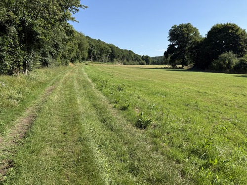 Nous longeons la rivière sur le chemin du Gué.