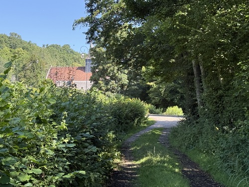 Le chemin du Gué débouche directement dans le bourg de Ferrières.