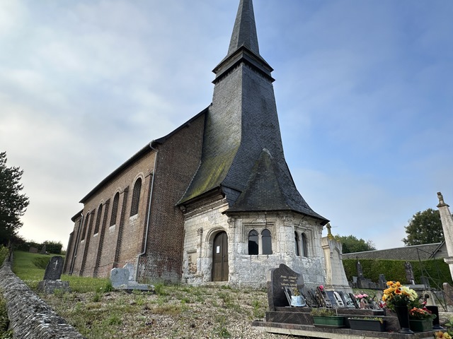 Nous partons de l'église Saint-Denis de Rebets. L'église est du XIXe siècle, mais elle a conservé son porche de pierre blanche du XVIe. Nous prenons la direction de l'est.