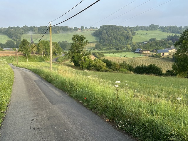 Regard arrière sur la petite route que nous suivons : le Chemin des Hez.