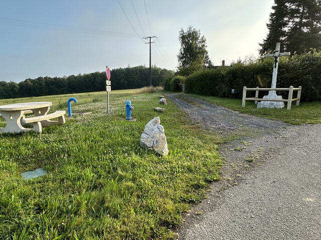 Au calvaire, nous prenons le chemin à gauche. A noter la table de pique-nique, il y a la même près de l'église.