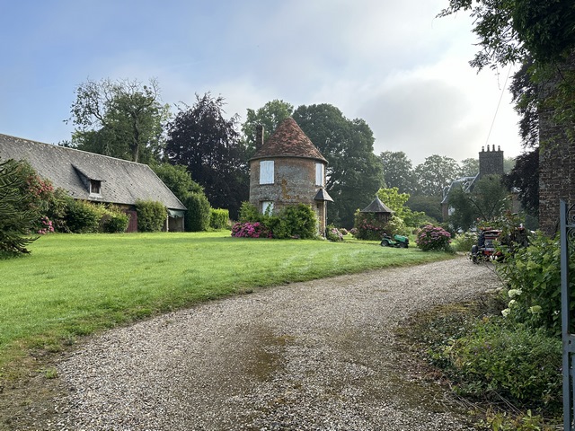 Nous arrivons au village de Bruquedalle, avec ici son château du XVIIe siècle, ayant appartenu au baron Stabenrath, général d'empire.