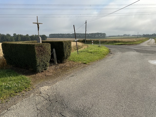 Au calvaire, nous allons suivre la D38 à gauche sur 600 mètres.&nbsp;