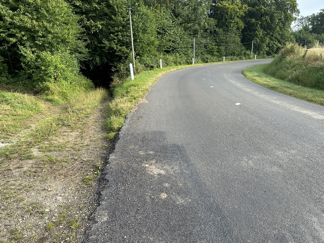 Nous quittons la D38 à l'entrée du virage, et allons suivre le chemin à gauche.