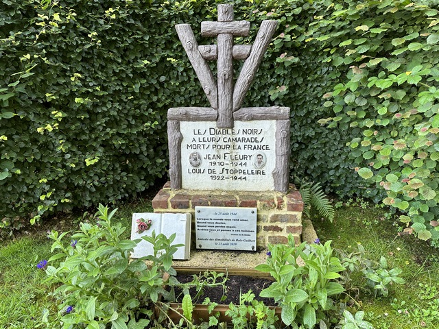 A l'entrée du bois des Huées, stèle d'hommage aux combattants du maquis des Diables Noirs de St-Denis-le-Thiboult, maquis fondé par les frères Boulanger.&nbsp;