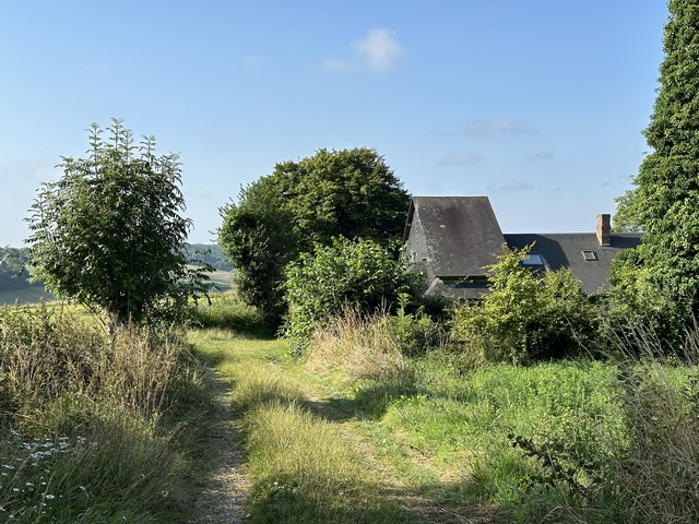 Curieuse architecture de maison à la sortie du bois des Huées.