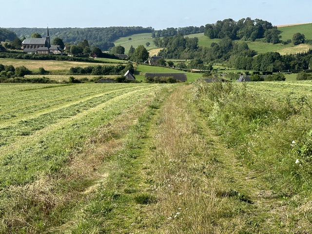 Le chemin des Huées traverse le plateau agricole du nord de Rebets.