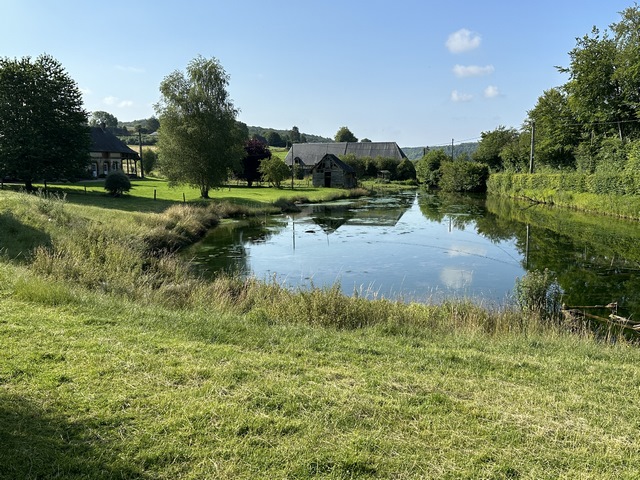 Cette ferme du XVIIe fut occupée par des moines. Derrière la ferme se trouvent les fondations d'un château fort et le départ d'un souterrain. Nous contournons la ferme pour fermer la boucle.