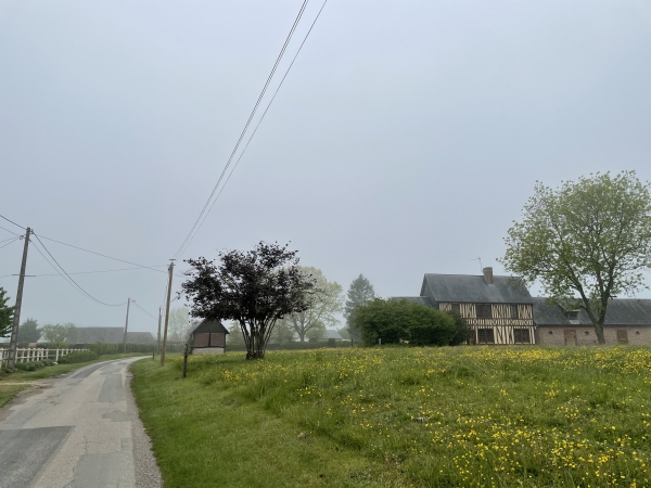 Nous entrons dans Boissay par la route du Mesnil Saint-Jean.
