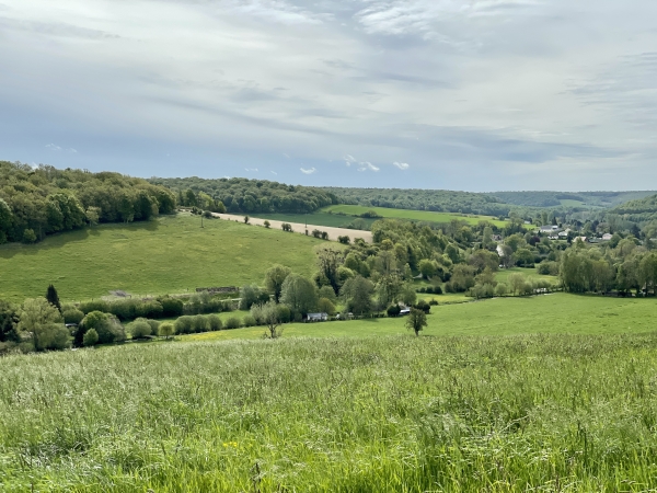 Notre chemin domine la vallée du Héron.