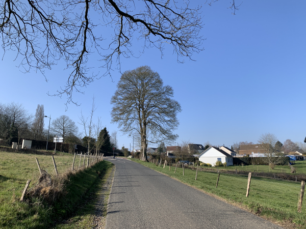 Nous voilà de retour, nous entrons dans Montmain par la D491.