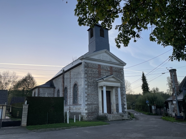 Nous partons du parking de la mairie, juste en face de l'église Saint-Pierre-et-Saint-Paul (XIXe).