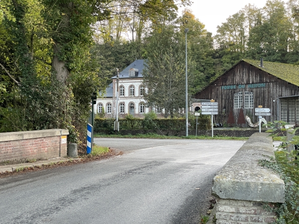 Nous traversons le Héron juste en face de la toujours active Forge du Héron. Nous allons tourner à gauche.