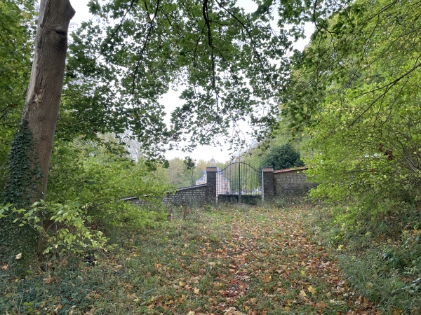 Nous arrivons au cimetière du Héron, nous allons le traverser.