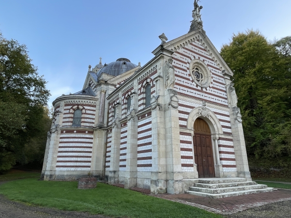 Voilà l'étonnante chapelle funéraire néo-byzantine de la famille Pomereu d'Aligre (1868). Au-dessus du portail figurent les deux blasons des familles de Pomereu et d'Aligre, surmontés de la couronne de marquis. La chapelle est devenue église paroissiale en 1982.
