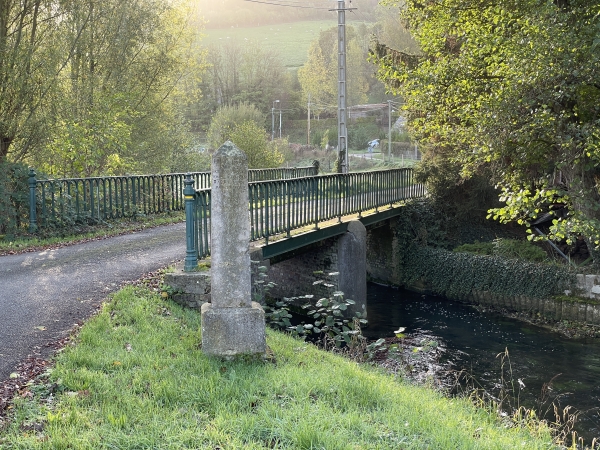 Nous voilà au Pont Léon reconstruit en 1895. On voit devant le pont la borne inaugurale. Les vicomtes de Léon possédaient plusieurs fiefs dans la vallée.