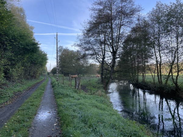 Nous suivons la rivière sur le chemin des Puits.