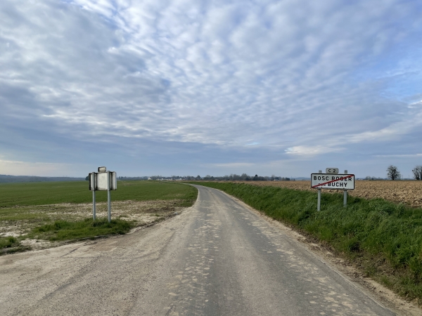 Nous sortons de Bosc-Roger-sur-Buchy par le C2 et suivons cette petite route jusqu'au chemin des Monts Varin.