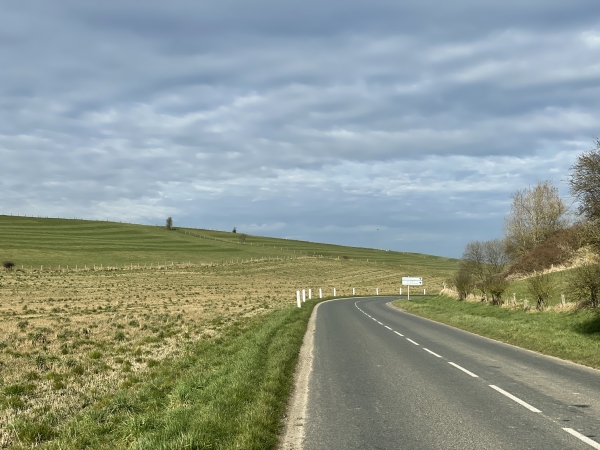 Nous suivons la D41, ce n'est pas le passage le plus sympathique de notre randonnée. La départementale est assez fréquentée et l'accotement n'est pas aménagé. Nous allons la quitter au carrefour annoncé par le panneau.