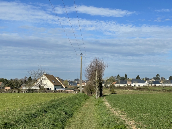 Le chemin du Chasse-Marée s'appelle ici le chemin du Nid de Geai. Nous voyons les premières maisons de Buchy.