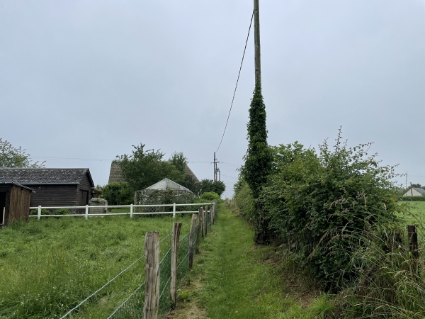 Nous sortons du bourg par le sentier des Passeux et le sentier des chemins, en suivant le GR25.