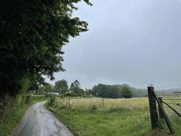 Nous suivons la rue de la Marnière Claquet, qui devient chemin un peu plus loin.