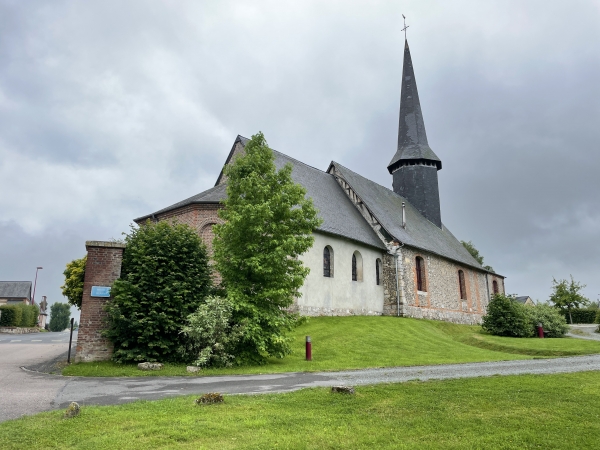 Nous voilà de retour à Auzouville-sur-Ry, au pied de l'église Notre-Dame.