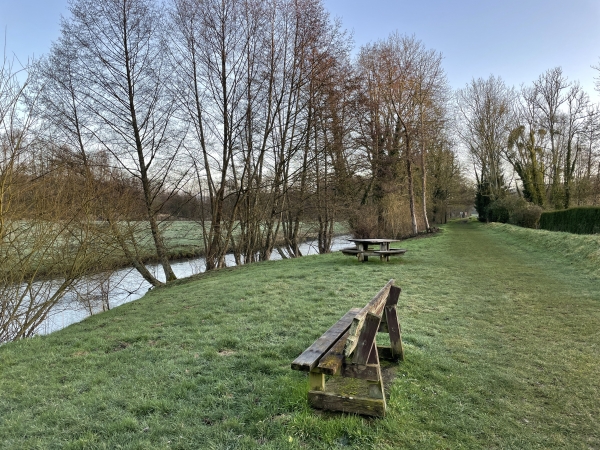 L'ancienne voie ferrée est joliment aménagée par la commune de Croisy-sur-Andelle, avec ici bancs et tables à proximité de l'Andelle.