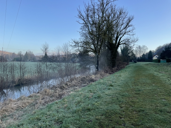 Contrairement à la dernière fois, nous ne montons pas vers le chemin de Beaumont, mais restons au bord de la rivière. Ca nous ajoute 600m de goudron dans la Côte de La Haye... C'est au choix.