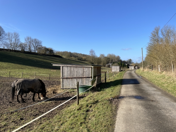 A gauche, c'est l'Eure, à droite la Seine-Maritime. On devine qu'on approche du Centre Equestre du Val Saint-Pierre.